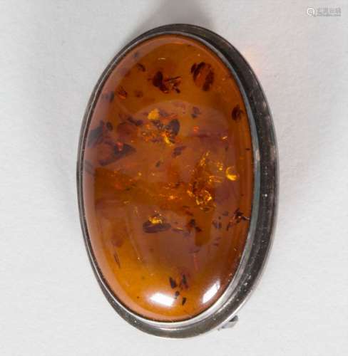 Bernsteinbrosche / A brooch with amber