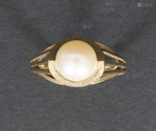 Damenring mit Perle / A ladies ring with a pearl