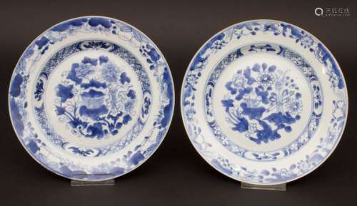 Paar Teller mit Blaumalerei / A pair of plates, Ch…