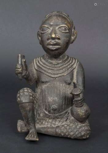 Sitzende Bronzefigur eines Würdenträgers, Yoruba, …