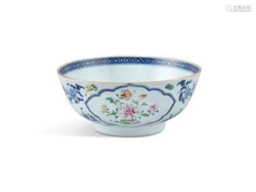A CHINESE EXPORT CENTRE BOWL IN FAMILLE ROSE PALETTE, C. 1800. 20cm diameter