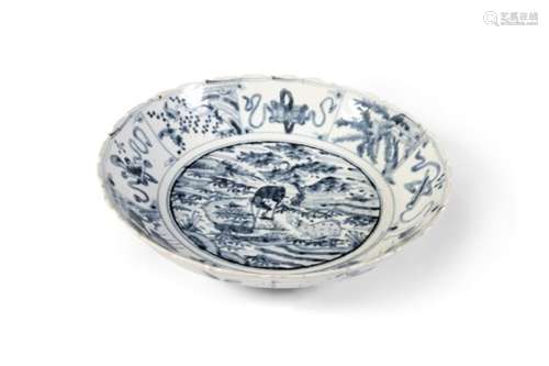 A LARGE 'SWATOW' BLUE AND WHITE PORCELAIN BOWL, 17th Century, of circular shape with barbed rim,