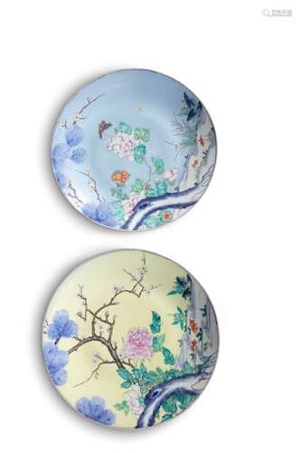 A PAIR LARGE JAPANESE POLYCHROME ENAMEL CHARGERS, Meiji Period (1868 - 1912), decorated in sky