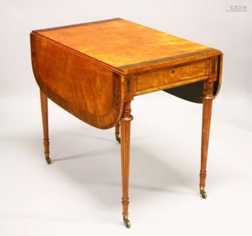 A GOOD EARLY 20TH CENTURY SATINWOOD, ROSEWOOD AND THUYA BANDED PEMBROKE TABLE, with a rounded