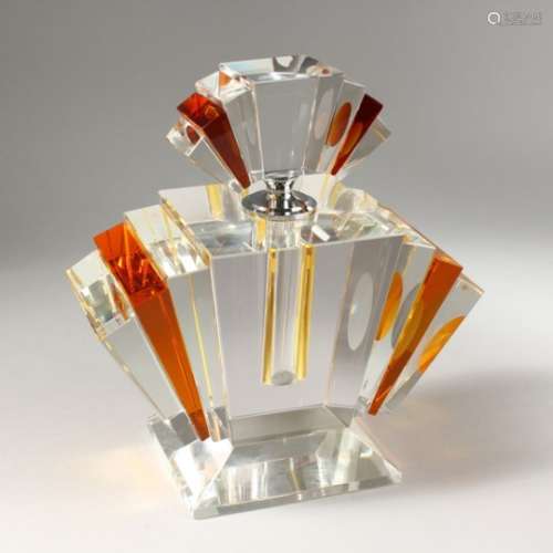 A LARGE CLEAR AND AMBER GLASS ART DECO STYLE SCENT BOTTLE. 9ins high.