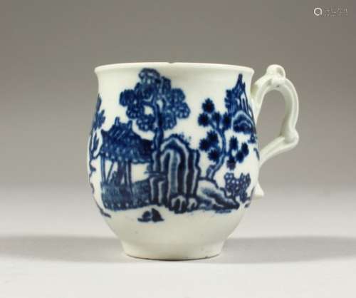 AN 18TH CENTURY WORCESTER BLUE AND WHITE COFFEE CAN, Man in a Pavilion Pattern, C. 1757-1765.
