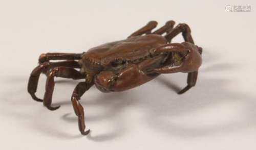 A MINIATURE JAPANESE BRONZE CRAB. 3.5ins wide.