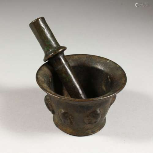 A SMALL 16TH/17TH CENTURY BRONZE PESTLE AND MORTAR, 4.25ins diameter.