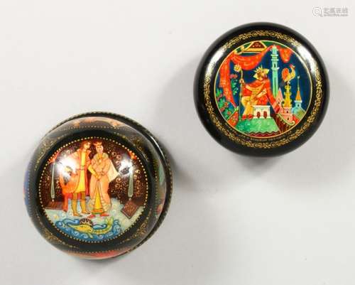 TWO SMALL RUSSIAN CIRCULAR BLACK PAPIER MACHE BOXES AND COVERS. 2.5ins diameter.