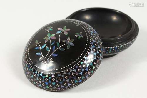 A SMALL LACQUER AND MOTHER-OF-PEARL CIRCULAR BOX AND COVER. 2.75ins diameter.