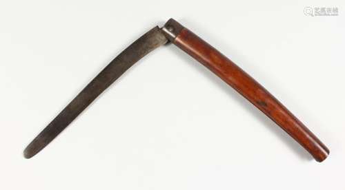 A 19TH CENTURY FRENCH FOLDING GARDENING KNIFE. 9.5ins long.