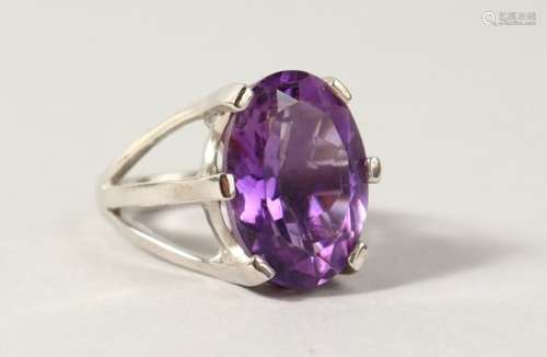 A SILVER LARGE AMETHYST SET RING.