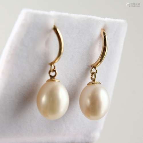 A PAIR OF 9CT GOLD CULTURED PEARL DROP EARRINGS.