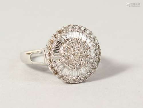 A GOOD 18CT GOLD DIAMOND CIRCULAR CLUSTER RING.