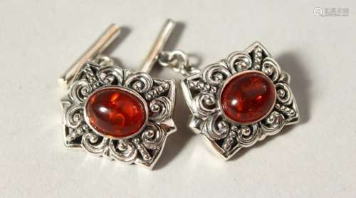 A PAIR OF SILVER AMBER CUFFLINKS.