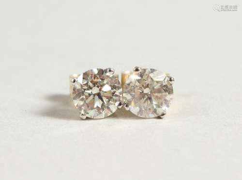 A GOOD PAIR OF 14CT WHITE GOLD DIAMOND STUD EARRINGS.