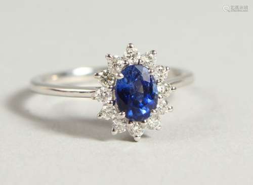 A GOOD 18CT WHITE GOLD, SAPPHIRE AND DIAMOND CLUSTER RING.