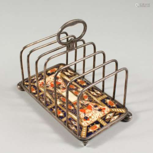 A SIX-DIVISION TOAST RACK, with Davenport Imari pattern porcelain base. 6.5ins long.