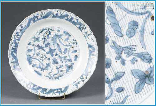 PLAT FESTONNEE EN PORCELAINE BLEU BLANC \nChine, Dy…