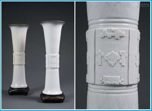 IMPORTANTE PAIRE DE VASES CORNETS EN PORCELAINE EM…