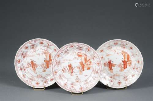 SUITE DE TROIS (3) ASSIETTES CREUSES EN PORCELAINE…