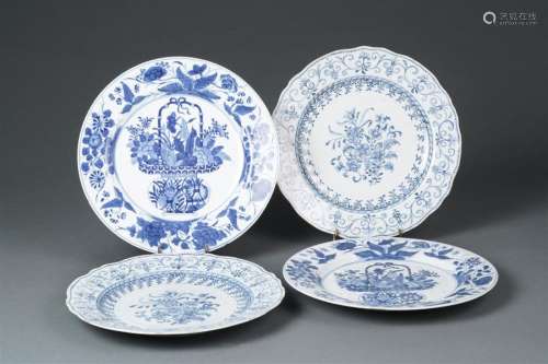 LOT DE DEUX PAIRES D’ASSIETTES EN PORCELAINE BLEU …