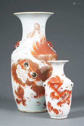 VASE DE FORME QUEUE DE PHENIX ORNE EN EMAUX CORAIL…