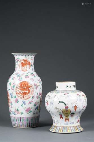 LOT DE DEUX (2) VASES EN PORCELAINE A DECOR EMAILL…