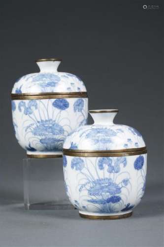 SUITE DE DEUX (2) POTS COUVERTS EN PORCELAINE BLEU…