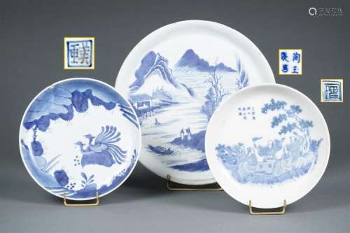 SUITE DE TROIS (3) COUPES EN PORCELAINE DITE BLEU …