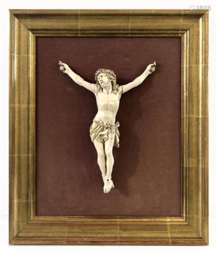 Christ en ivoire, couronné d'épines, le perizonium…