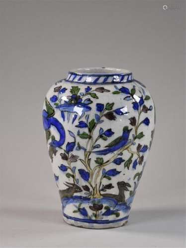 IRAN, pédiode KADJAR Vers 1900 Vase en faïence à d…
