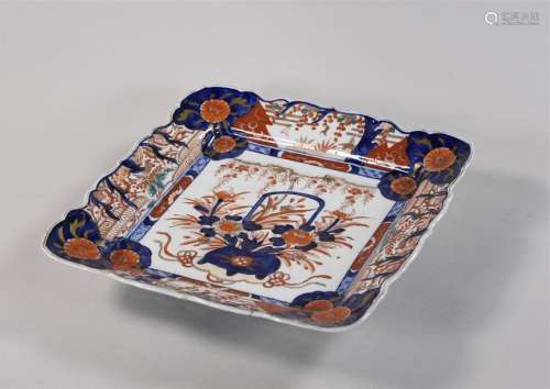 JAPON Vers 1900 Plat en porcelaine de forme carrée…