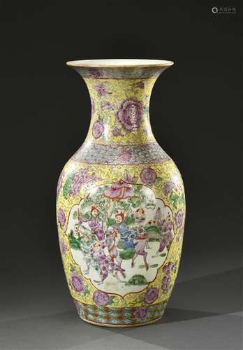 CHINE République MINGUO (1912 1949) Vase balustre …