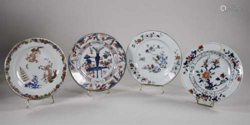 Lot de trois assiettes en porcelaine à décor polyc…