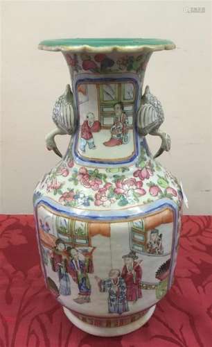 CANTON, XXe siècle Vase balustre en porcelaine à d…
