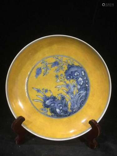 Qing Chinese Yellow Ground Porcelain Plate, Mark