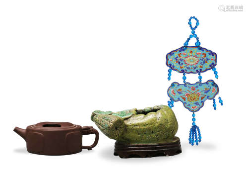 清 紫砂牛鼻盖茶壶，瓜果形水滴；铜胎画珐琅如意挂饰三件一组