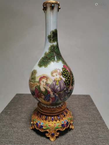 A Chinese Enamel Glazed Porcelain Vase