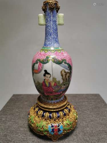 A Chinese Enamel Glazed Porcelain Vase