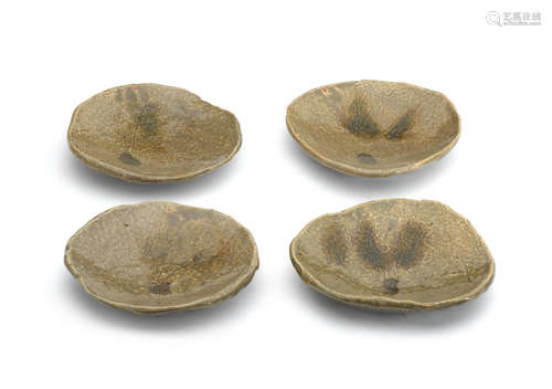 Four stoneware dishes with incised designs   By Kitaoji Rosanjin (1883-1959), Showa (1926-1989) era, mid-20th century