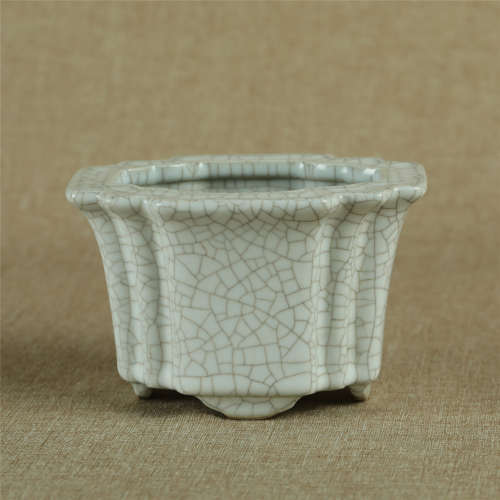 A Chinese Ge-Type Glazed Porcelain Planter