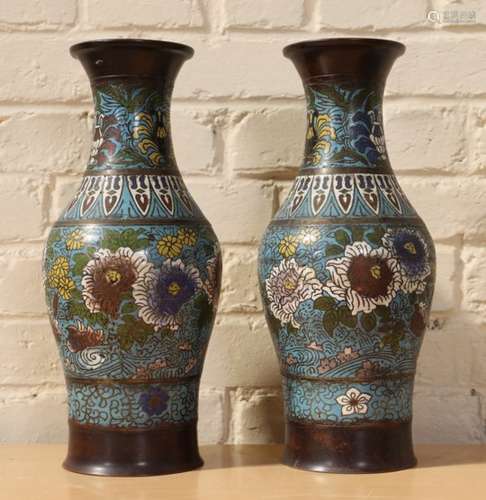 PAIRE DE VASES BALUSTRES EN CLOISONNE JAPON A décor de pivoines épanouies et de [...]