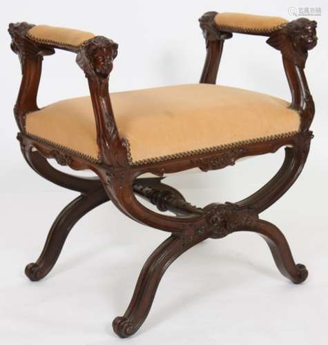 RARE TABOURET CURULE ITALIEN XIXè En bois naturel sculpté à décor de têtes [...]