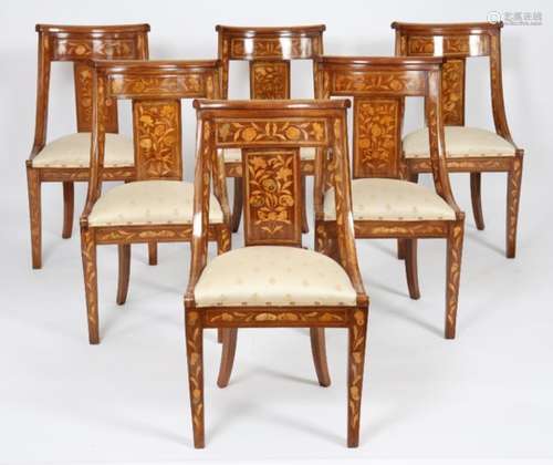 EXCEPTIONNEL ENSEMBLE DE SIX CHAISES GONDOLES HOLLANDAISES En marqueterie de bois de [...]