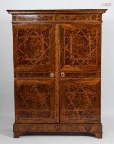 RARE ARMOIRE MARQUETEE LOUIS XIV En placage de noyer et de ronce de noyer, à décor [...]