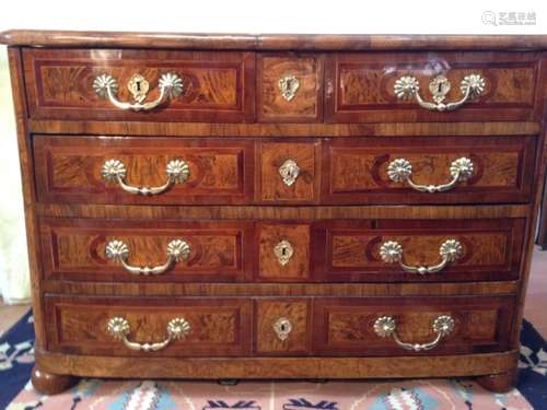 RARE COMMODE MARQUETEE GRENOBLOISE LOUIS XIV En marqueterie de bois indigènes : [...]