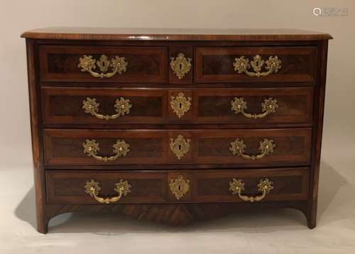 COMMODE MARQUETEE LOUIS XIV DANS L'ESPRIT DAUPHINOIS En marqueterie de bois de [...]