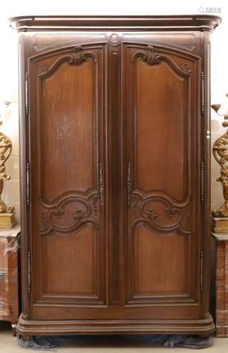 ARMOIRE EN CHENE D'ILE DE FRANCE REGENCE En chêne mouluré et finement sculpté, [...]