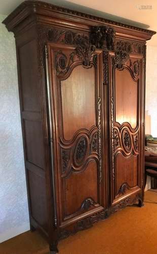 ARMOIRE NORMANDE DE MARIAGE EN CHENE XVIIIe En chêne richement sculpté à motifs de [...]